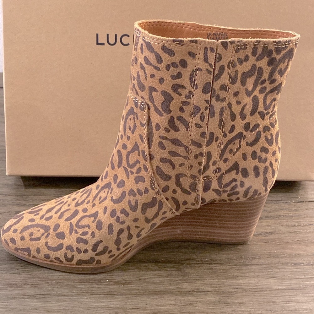 NIB [Lucky Brand] Wafael Javan Print Padded Insole Wedge Booties Women’s Sz 5.5 - Picture 2 of 12